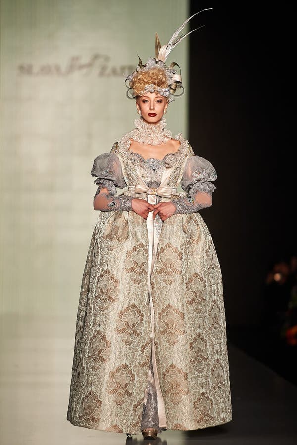 Een model loopt op de loopbrug van SLAVA ZAITSEV royalty-vrije stock foto's