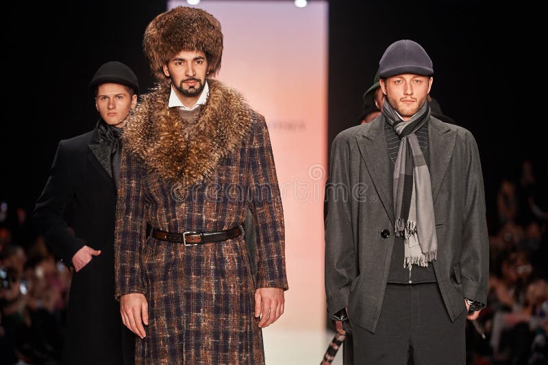 Een model loopt op de loopbrug van SLAVA ZAITSEV stock fotografie