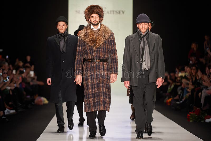 Een model loopt op de loopbrug van SLAVA ZAITSEV stock fotografie