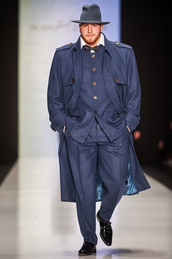 Een model loopt op de loopbrug van SLAVA ZAITSEV royalty-vrije stock foto