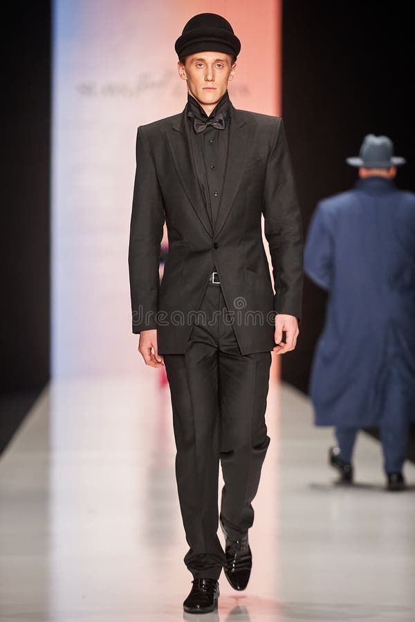 Een model loopt op de loopbrug van SLAVA ZAITSEV stock afbeelding