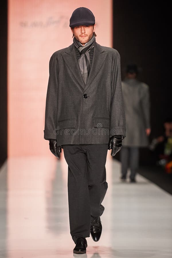 Een model loopt op de loopbrug van SLAVA ZAITSEV stock foto