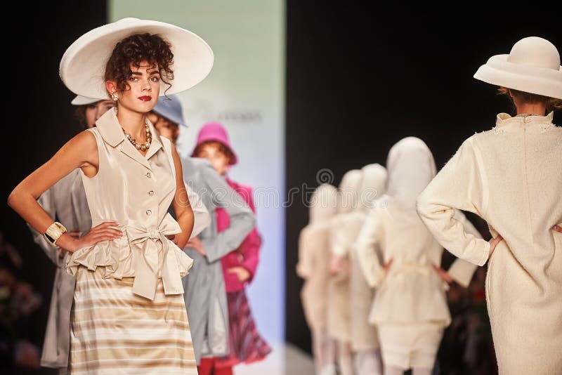 Een model loopt op de loopbrug van SLAVA ZAITSEV royalty-vrije stock foto's