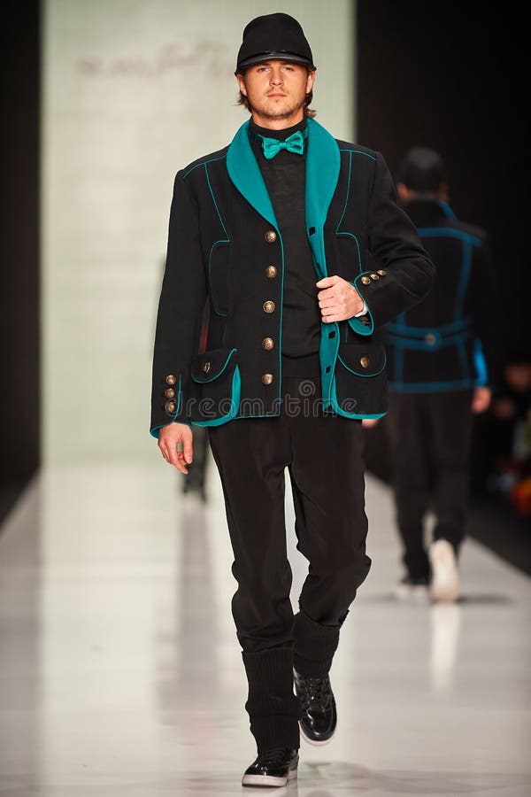 Een model loopt op de loopbrug van SLAVA ZAITSEV stock afbeelding