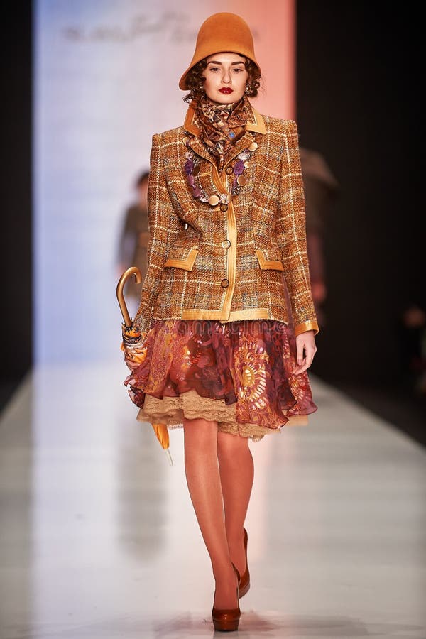 Een model loopt op de loopbrug van SLAVA ZAITSEV royalty-vrije stock foto