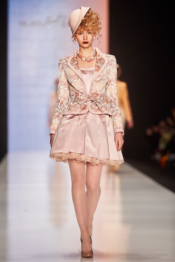 Een model loopt op de loopbrug van SLAVA ZAITSEV royalty-vrije stock foto's