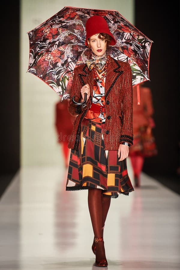 Een model loopt op de loopbrug van SLAVA ZAITSEV stock foto