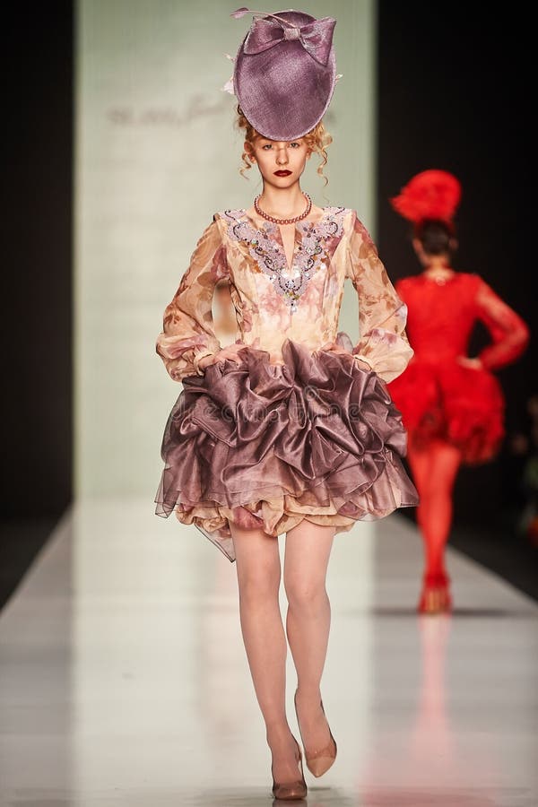 Een model loopt op de loopbrug van SLAVA ZAITSEV royalty-vrije stock foto's