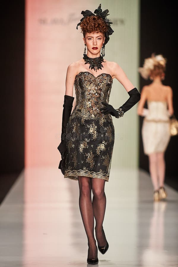 Een model loopt op de loopbrug van SLAVA ZAITSEV stock foto's