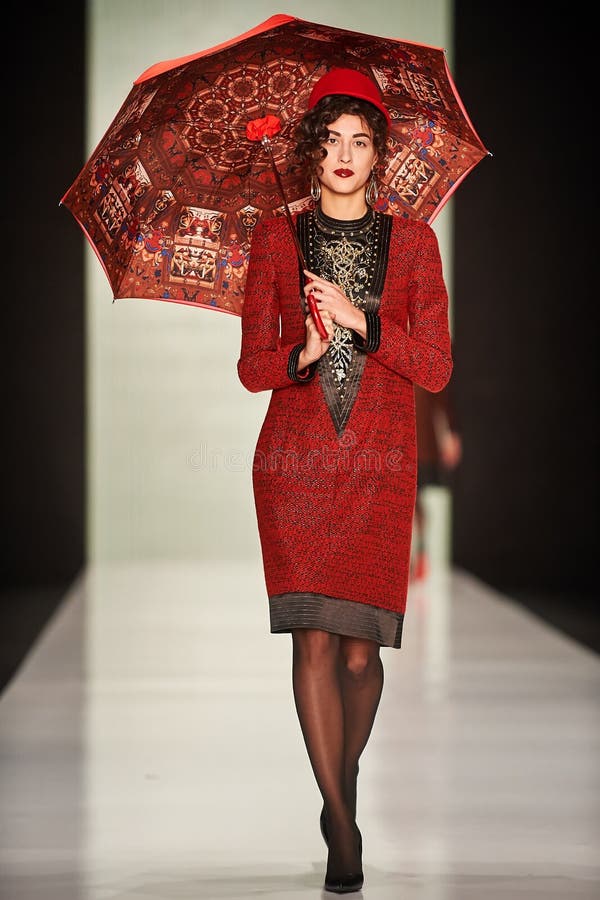 Een model loopt over de catwalk van SLAVA ZAITSEV royalty-vrije stock foto's