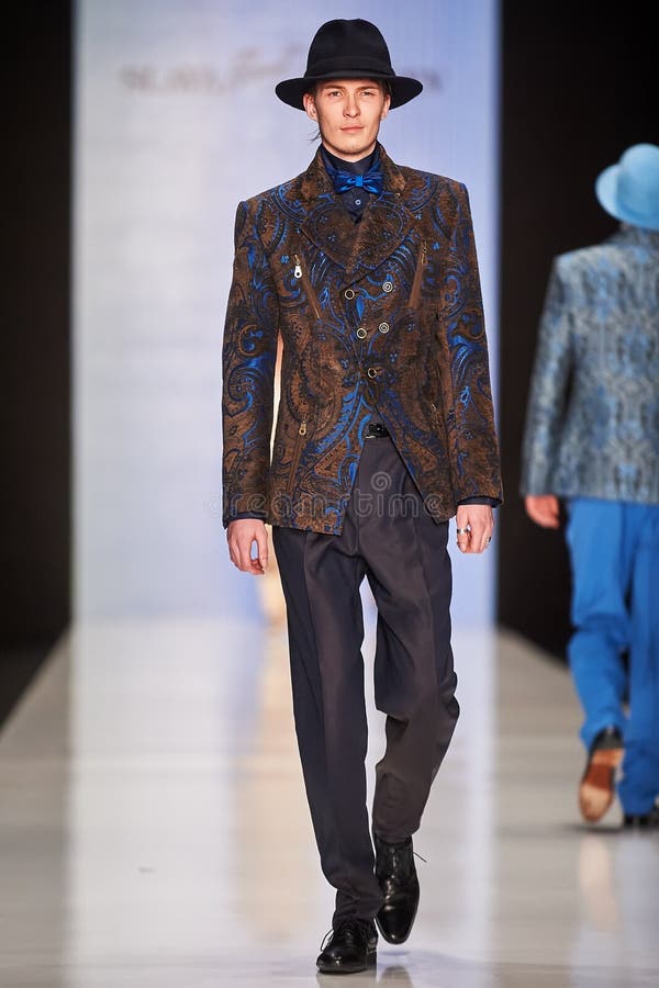 Een model loopt op de loopbrug van SLAVA ZAITSEV stock afbeelding