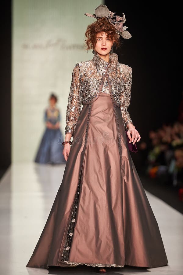 Een model loopt op de loopbrug van SLAVA ZAITSEV stock afbeeldingen