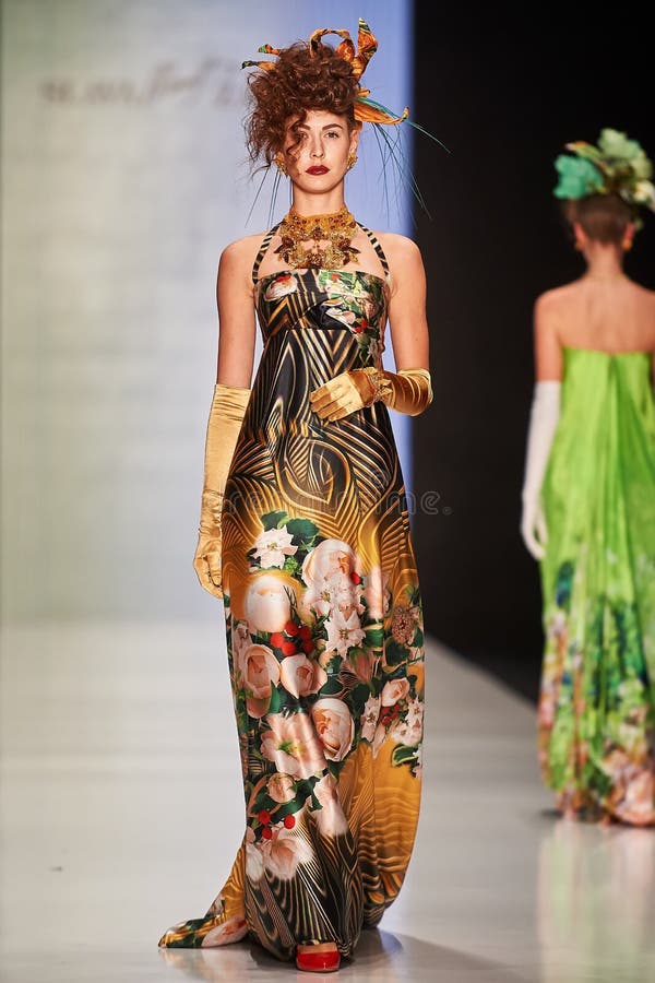 Een model loopt op de loopbrug van SLAVA ZAITSEV royalty-vrije stock foto