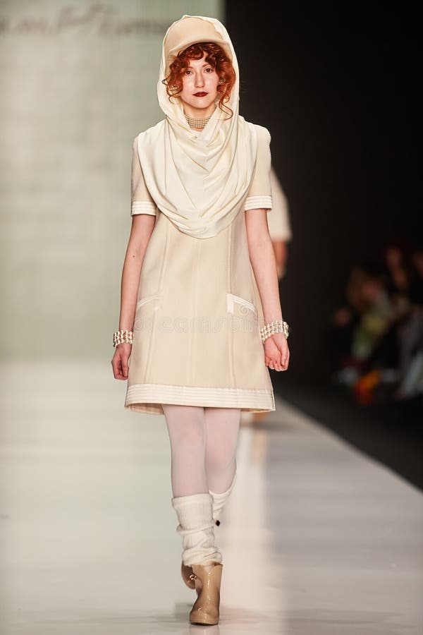 Een model loopt op de loopbrug van SLAVA ZAITSEV stock foto's
