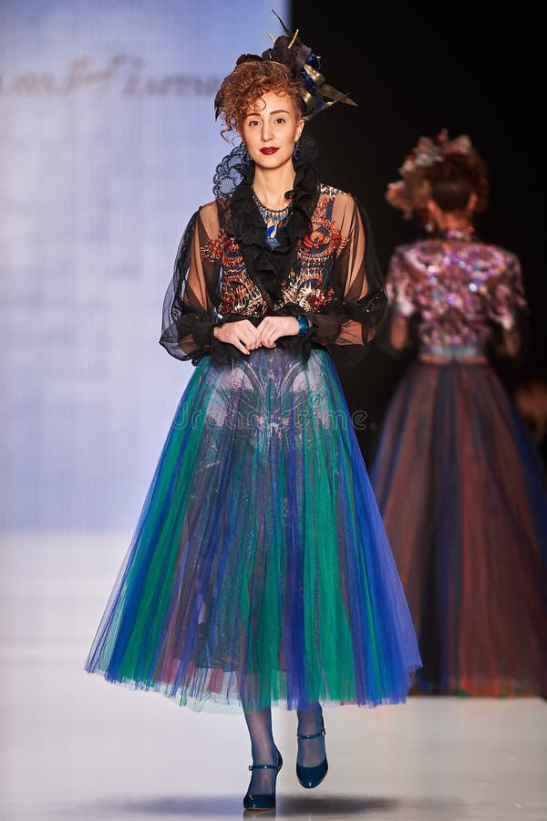 Een model loopt op de loopbrug van SLAVA ZAITSEV royalty-vrije stock foto's