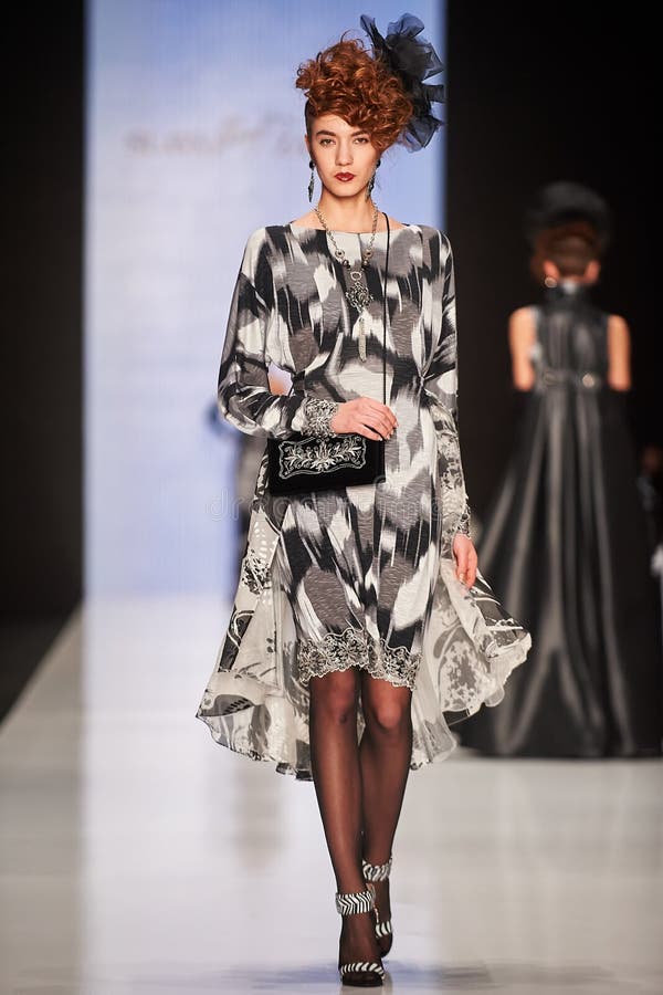 Een model loopt op de loopbrug van SLAVA ZAITSEV royalty-vrije stock fotografie