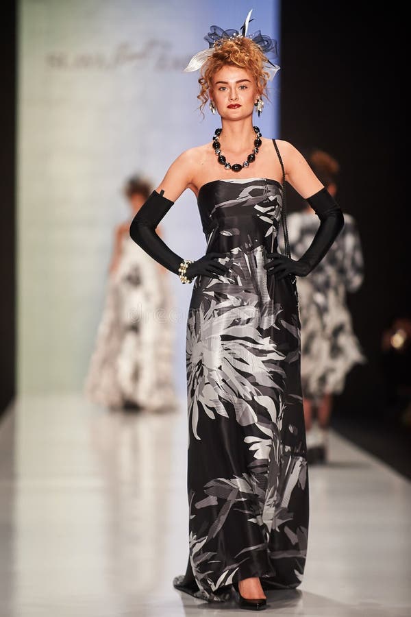 Een model loopt op de loopbrug van SLAVA ZAITSEV stock afbeeldingen