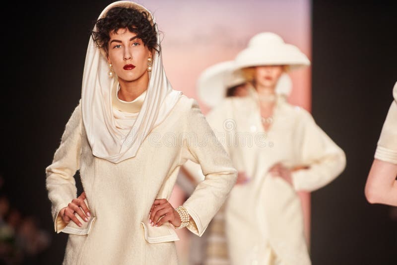 Een model loopt op de loopbrug van SLAVA ZAITSEV stock foto