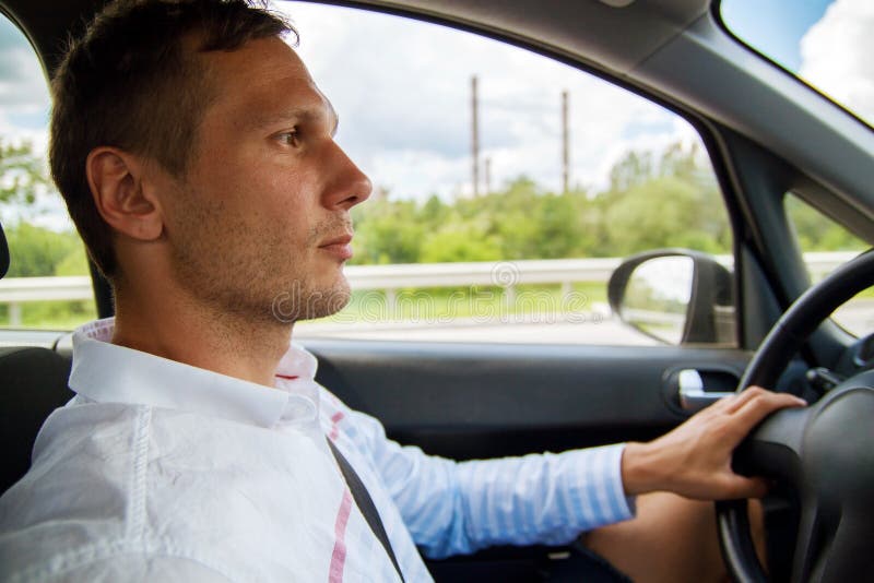 Een modieuze mens bij het wiel aandrijving Hand op het wiel van de auto royalty-vrije stock foto's Een modieuze mens bij het wiel aandrijving Hand op het wiel van de auto royalty-vrije stock foto's