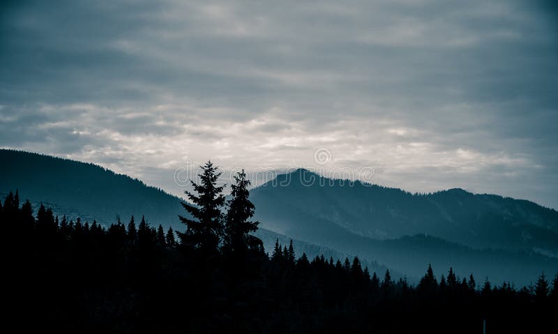 Een mooi, abstract zwart-wit berglandschap in blauwe tonaliteit stock afbeeldingen Een mooi, abstract zwart-wit berglandschap in blauwe tonaliteit stock afbeeldingen