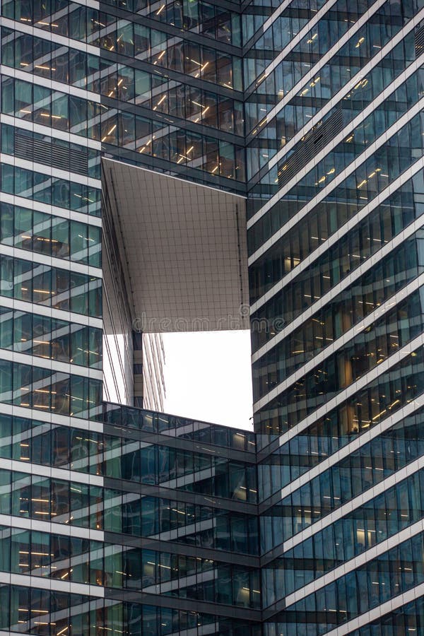Een mooi fragment van een modern gebouw Een verbluffende combinatie van geometrische details stock afbeelding Een mooi fragment van een modern gebouw Een verbluffende combinatie van geometrische details stock afbeelding