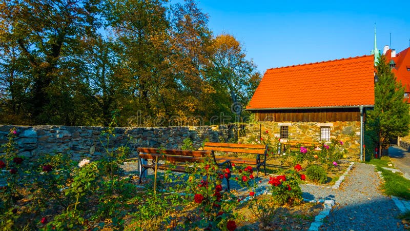 Een mooi schot van een oud huis in Polen //in de lente met rode bloemen/plaatsingsstoel 2018 stock fotografie Een mooi schot van een oud huis in Polen //in de lente met rode bloemen/plaatsingsstoel 2018 stock fotografie