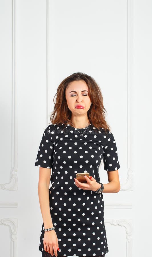 Een mooie jonge vrouw die de telefoon verstoord houden zeer royalty-vrije stock afbeeldingen Een mooie jonge vrouw die de telefoon verstoord houden zeer royalty-vrije stock afbeeldingen
