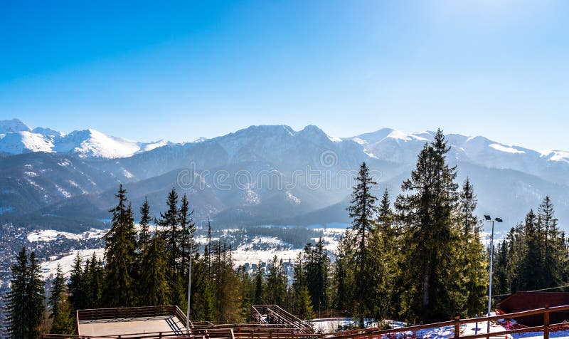 Een mooie mening van de stad van Zakopane die bij de voet Poolse Tatra-Bergen liggen Zonnige, mooie dag in de winter, sneeuw royalty-vrije stock afbeeldingen Een mooie mening van de stad van Zakopane die bij de voet Poolse Tatra-Bergen liggen Zonnige, mooie dag in de winter, sneeuw royalty-vrije stock afbeeldingen