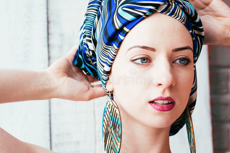 Een mooie vrouw in een blauwe headscarf op een Afrikaanse manier stock afbeeldingen Een mooie vrouw in een blauwe headscarf op een Afrikaanse manier stock afbeeldingen