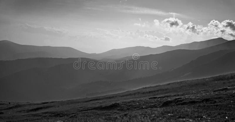 Een mooie zwart-witte die foto met valleien, heuvels en bergen in de mist worden behandeld stock fotografie Een mooie zwart-witte die foto met valleien, heuvels en bergen in de mist worden behandeld stock fotografie