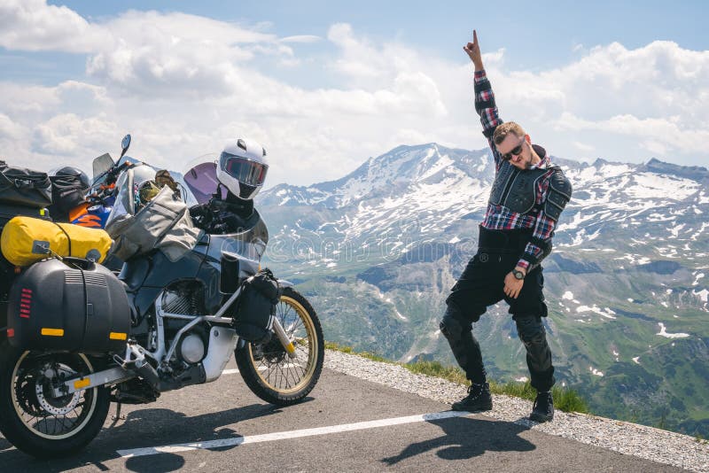 Een motorrijder kwam op zijn bestemming aan en hij voelt geluk De top van de berg veroveren, Grossglockner-pas, royalty-vrije stock foto's Een motorrijder kwam op zijn bestemming aan en hij voelt geluk De top van de berg veroveren, Grossglockner-pas, royalty-vrije stock foto's