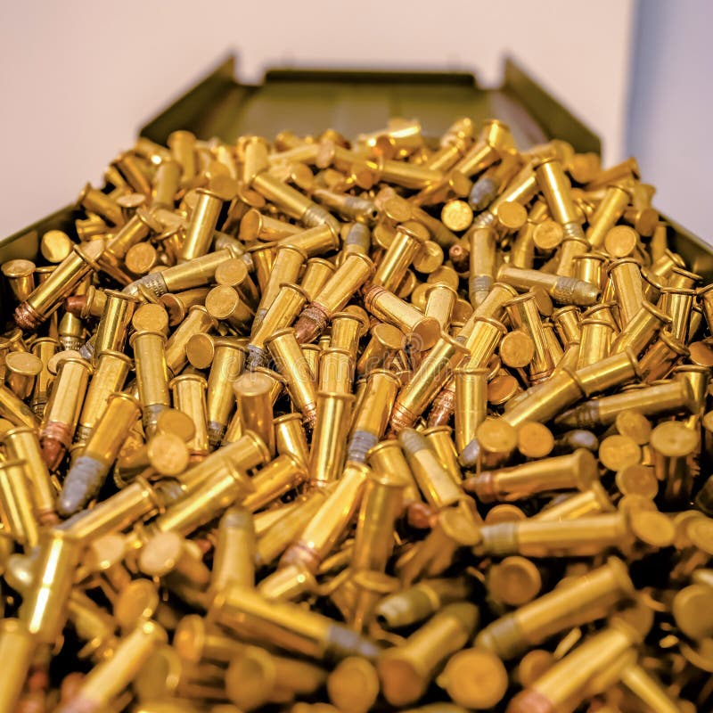 Een munitiecontainer met gouden kogels wordt gevuld die royalty-vrije stock fotografie Een munitiecontainer met gouden kogels wordt gevuld die royalty-vrije stock fotografie