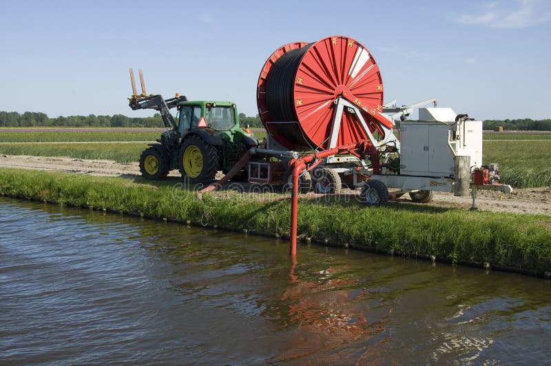 Een Nederlandse bollandbouwer heeft kunstmatige irrigatie nodig stock foto Een Nederlandse bollandbouwer heeft kunstmatige irrigatie nodig stock foto