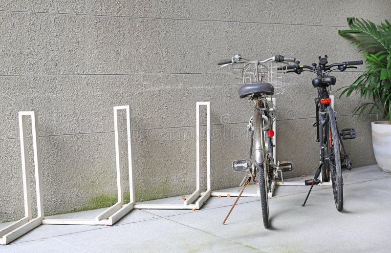 Een nieuwe en oude Fiets bij Fietsparkeren royalty-vrije stock fotografie Een nieuwe en oude Fiets bij Fietsparkeren royalty-vrije stock fotografie