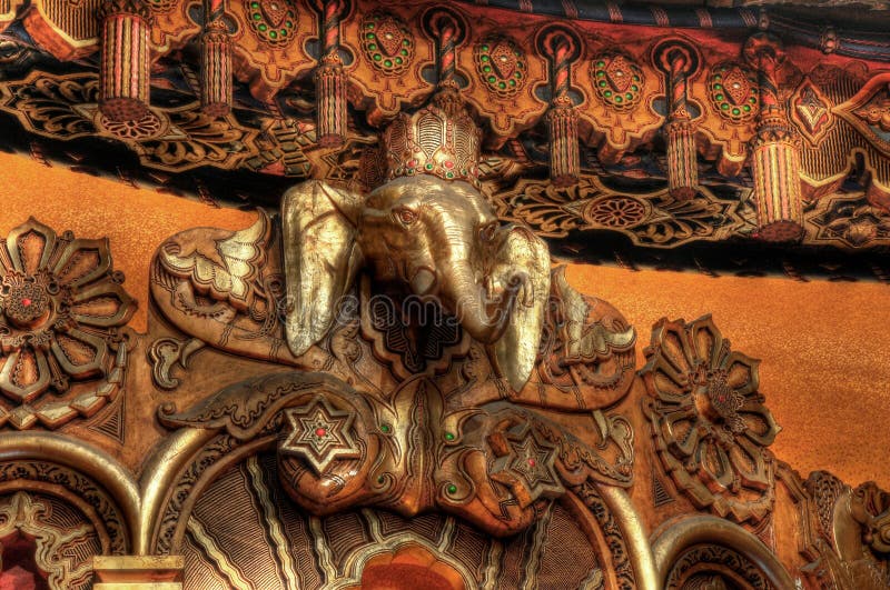 Een olifant sculptuur een muur aan het vossentheater
