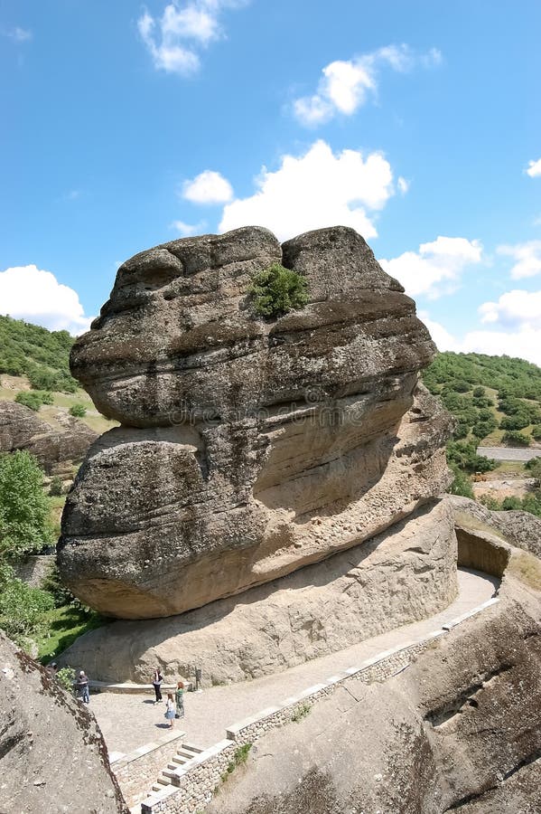 Een ongebruikelijke rots naast klooster van Varlaam, Meteora stock foto's Een ongebruikelijke rots naast klooster van Varlaam, Meteora stock foto's