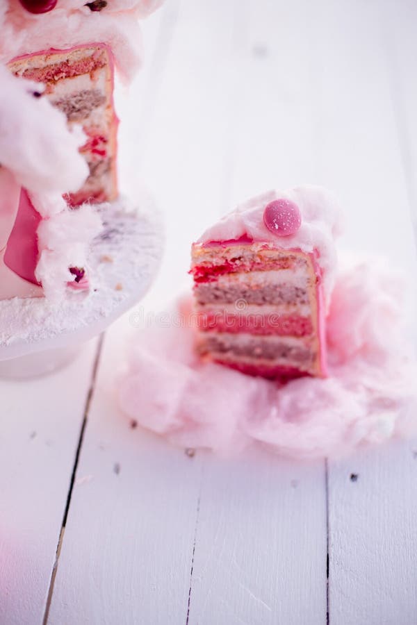 Een ongebruikelijke roze cake stock afbeeldingen Een ongebruikelijke roze cake stock afbeeldingen