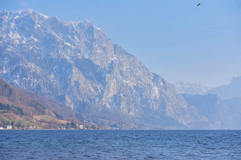 Een ongelooflijk landschap van het meer Traunsee in Oostenrijk Het blauwe meer daalt in de de herfstnevel royalty-vrije stock afbeelding Een ongelooflijk landschap van het meer Traunsee in Oostenrijk Het blauwe meer daalt in de de herfstnevel royalty-vrije stock afbeelding