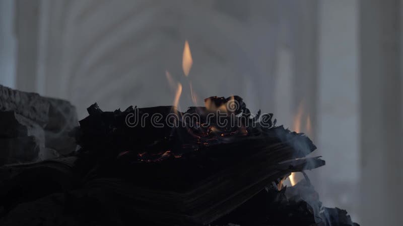 Een open boek dat 's nachts brandt in een bosbrand in een oud gebouw in oosterse stijl .