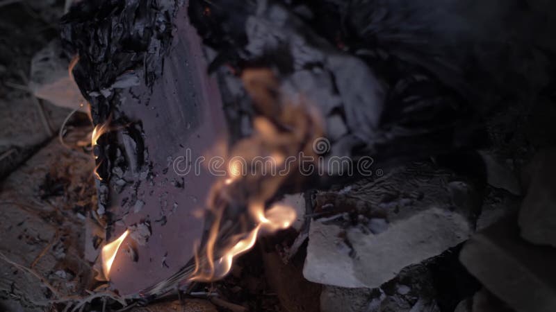 Een open boek dat 's nachts brandt in een bosbrand in een oud gebouw in oosterse stijl .