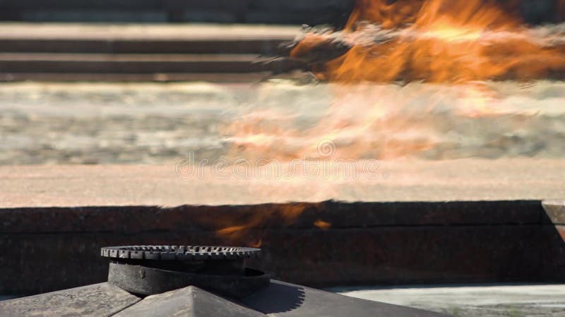 Een open haard voor een herdenkingsobelisk