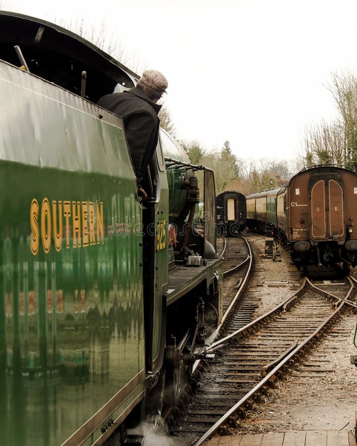Een stoomtrein die spoorweg het opruimen naderen royalty-vrije stock foto's Een stoomtrein die spoorweg het opruimen naderen royalty-vrije stock foto's