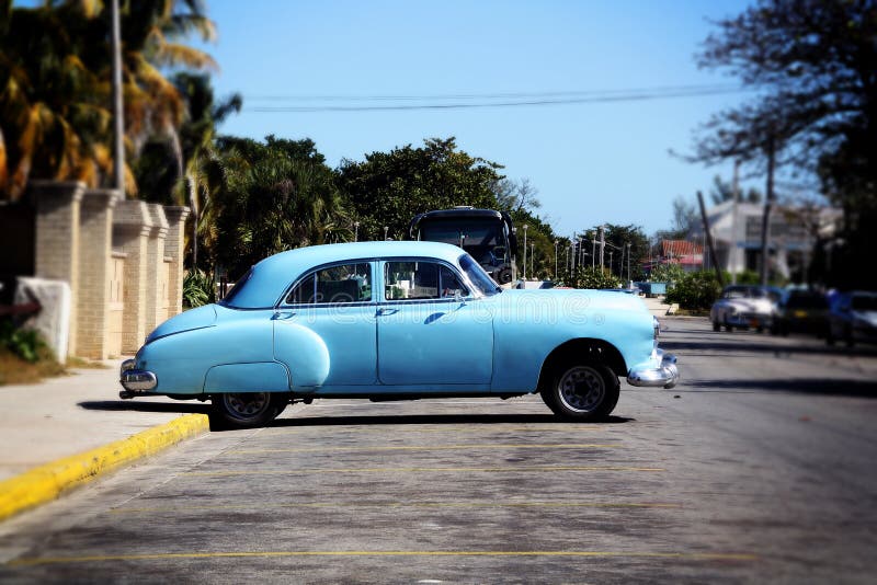 Een oude Amerikaanse klassieke die auto in Varadero, Cuba wordt geparkeerd stock foto Een oude Amerikaanse klassieke die auto in Varadero, Cuba wordt geparkeerd stock foto