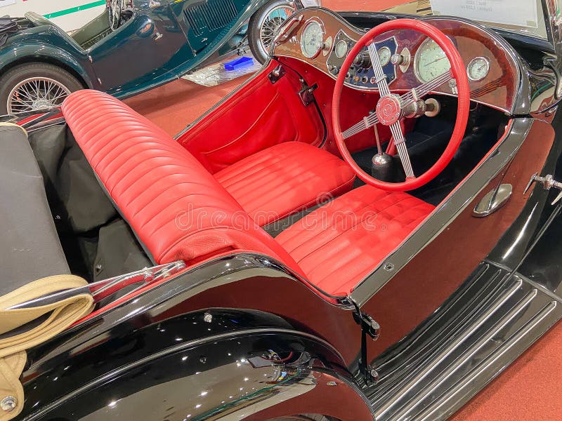 groentje buste Materialisme Een Oude Auto Interieur Was Met Rood Leer En Goed Onderhoud Redactionele Fotografie - Image of binnenlands, kijk: 198613567 groentje buste Materialisme Een Oude Auto Interieur Was Met Rood Leer En Goed Onderhoud Redactionele Fotografie - Image of binnenlands, kijk: 198613567