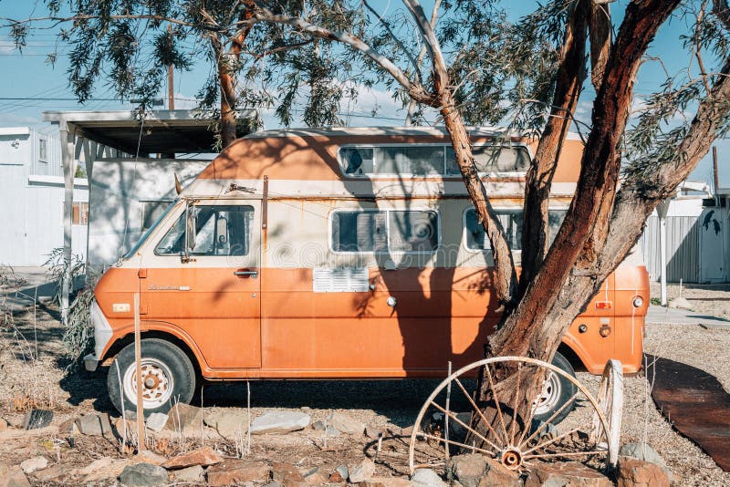 Een oude Ford Econoline-bestelwagen, in het Strand van Bombay, op het Salton-Overzees in Californië stock afbeeldingen Een oude Ford Econoline-bestelwagen, in het Strand van Bombay, op het Salton-Overzees in Californië stock afbeeldingen