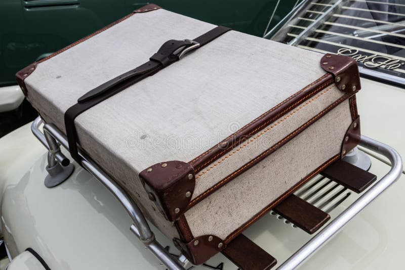 Veronderstelling Indiener Baleinwalvis Een Oude Koffer Op Het Dak Van Een Auto Redactionele Fotografie - Image of  opslag, koffers: 161314127
