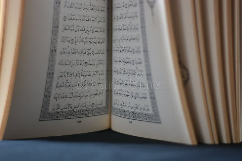 Bijbel In Het Arabisch Oud Geschrift Op Oude Boeken Stock Afbeelding - Image of neckerchiefs