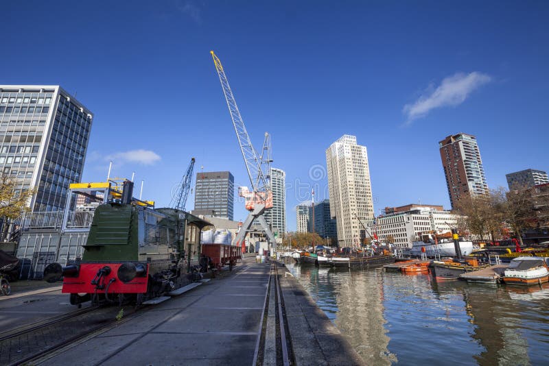 Een oude locomotief en oude kranen die deel uitmaken van het maritiem museum in Rotterdam royalty-vrije stock foto's Een oude locomotief en oude kranen die deel uitmaken van het maritiem museum in Rotterdam royalty-vrije stock foto's