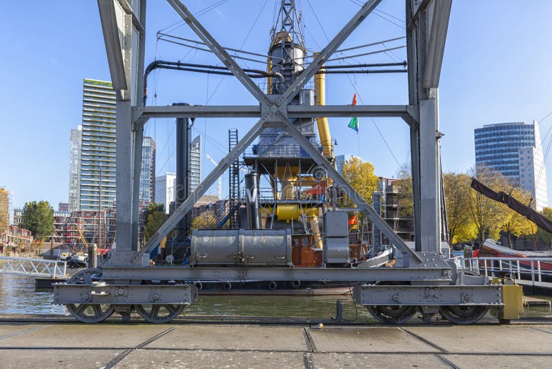 Een oude locomotief en oude kranen die deel uitmaken van het maritiem museum in Rotterdam royalty-vrije stock fotografie Een oude locomotief en oude kranen die deel uitmaken van het maritiem museum in Rotterdam royalty-vrije stock fotografie