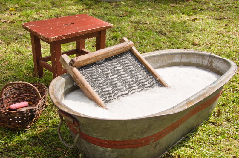 Een Ouderwetse Gevuld Met Water, Een Oud Wasbord En Zeep Die Wasgoed Wassen Stock Foto - Image wasserij, kleren: 158885582